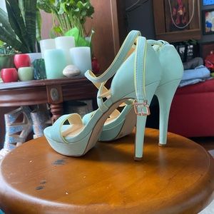 Pale Tiffany Blue to Mint Yellow Trimmed Strappy Cross Ankle Platform NWOT Flaws